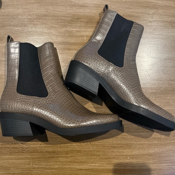 NWOT Open Edit Ayla Chelsea Boot (Women) Moss Green Croco Ankle Booties Sz 8 1/2 - Picture 4 of 6